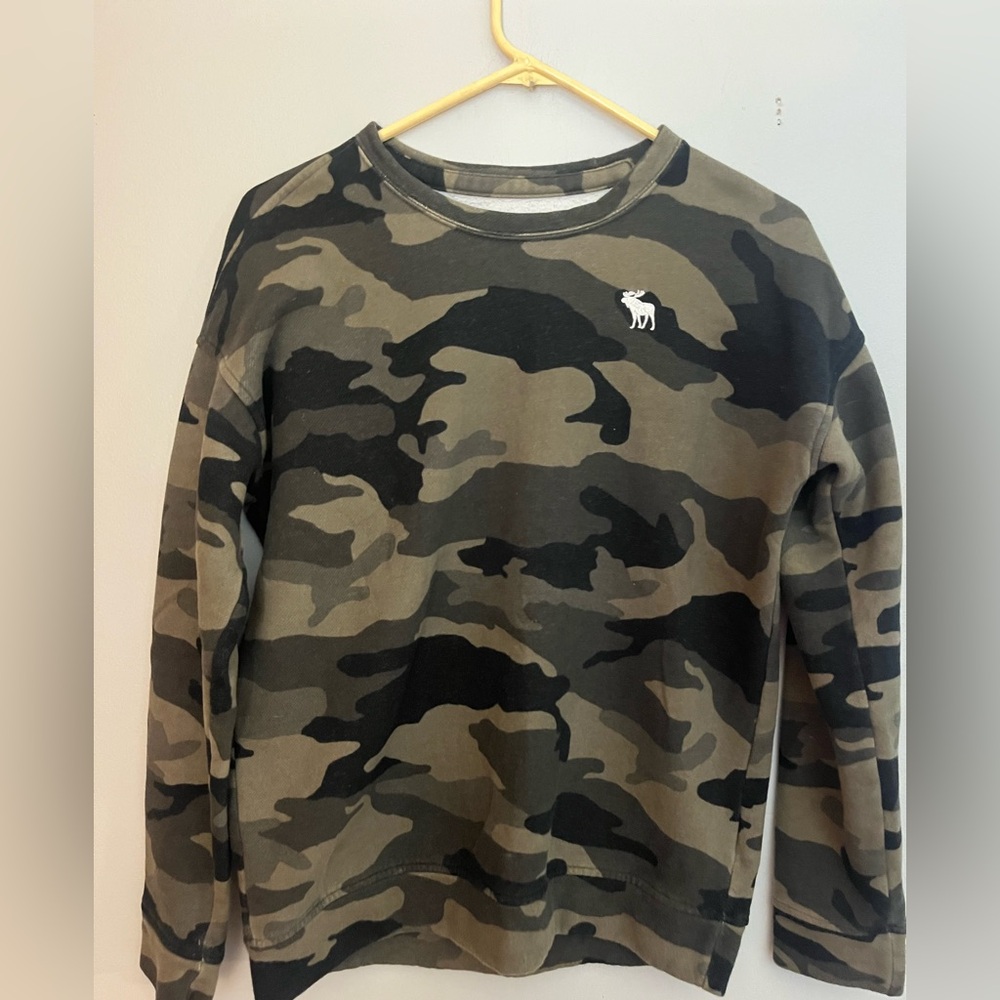 Abercrombie Kids crew neck Camo sweatshirt. Size 15/16